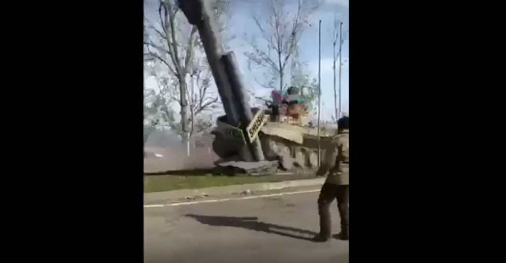 Շուշիում ադրբեջանցիները տանկով գետնին են տապալում քաղաքի հայկական անվան ցուցանակը