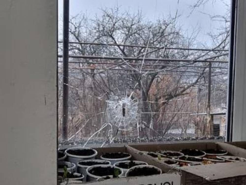 «Հյուրասենյակում երեխայիս հետ քնած էի, կրակոցից արթնացա». Կարմիր Շուկայի բնակիչը մանրամասներ է պատմում