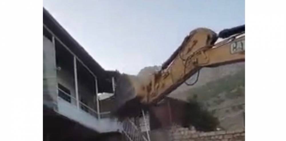 Ադրբեջանցիները քանդում են Քարին Տակ գյուղի տները. Տեսանյութ