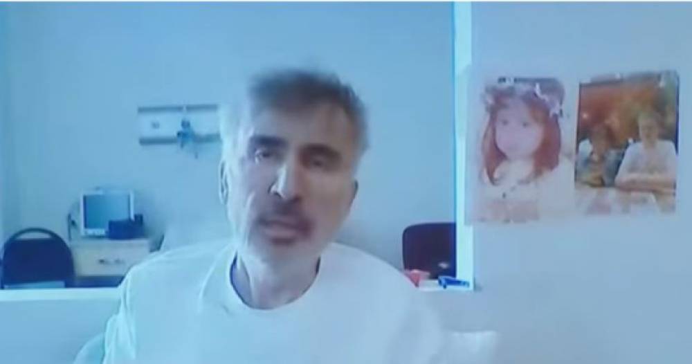 CNN հեռուստաալիքը հրապարակել է Միխեիլ Սաակաշվիլիի կադրերը. նա հազիվ է քայլում եւ ընկնում է անկողնուց (Video)