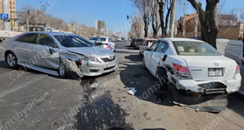 Երևանում բախվել են Toyota-ն, Honda-ն ու «ՎԱԶ 2106»-ը, խցանումը հասնում է մոտ 2 կմ-ի․ կա վիրավոր