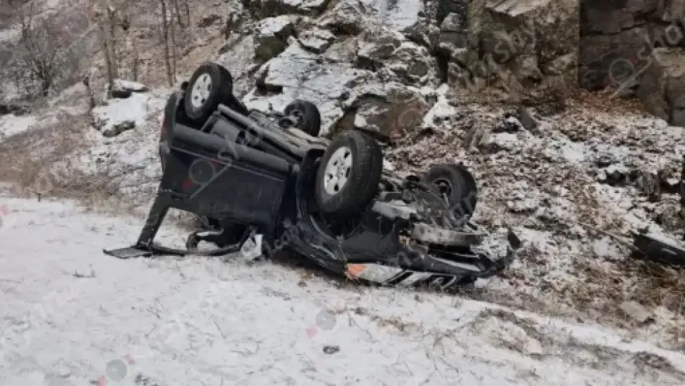 Դիլիջան-Վանաձոր ճանապարհին «Nissan Pathfinder»-ը բախվել է քարերին և գլխիվայր շրջվել