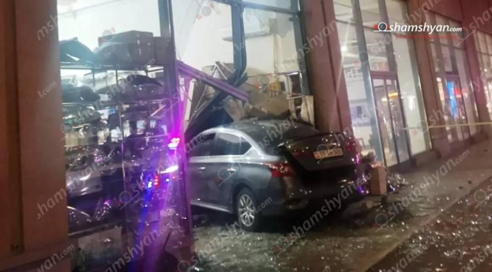 Երևանում բախվել են «Lada Priora»-ն ու «Nissan Sentra»-ը, վերջինն էլ հայտնվել է «Prestige Motors» խանութի տարածքում