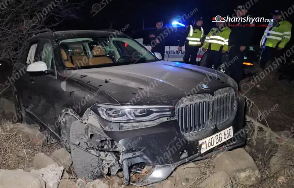 Կոտայքում «BMW X7»-ը դուրս է եկել երթևեկելի գոտուց և բախվել ծառերին