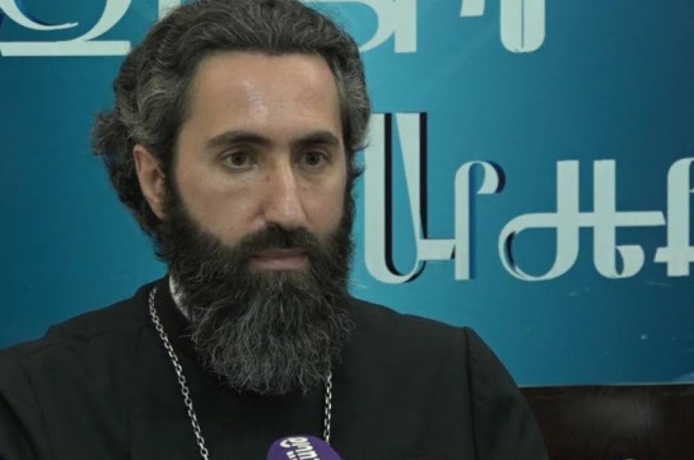 Հարկ է, որ ի մի գան բոլոր պետական գործիչներն ու քաղաքական, հասարակական ուժերը, որքա՞ն կարելի է պատերի ու ստվերների տակ ծվարած՝ ոչինչ չասող կոչեր և ուղերձներ հնչեցնել․ Ասողիկ աբեղա Կարապետյան