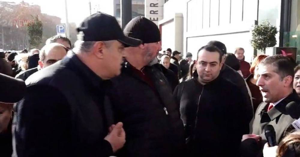 Վեճ՝ «Ռոսիա մոլի» դիմացի ակցիայի ընթացքում․ «Ո՞վ ես», «Ես ընգե՛ր չեմ», «Նայի քեզնից բարձր չգոռամ»