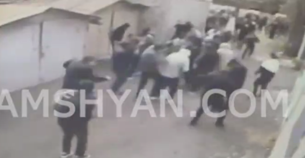 Ինչպես են սկսվել կրակոցները. բացառիկ տեսագրություն. 40 տղաների հանդիպումը (տեսանյութ)