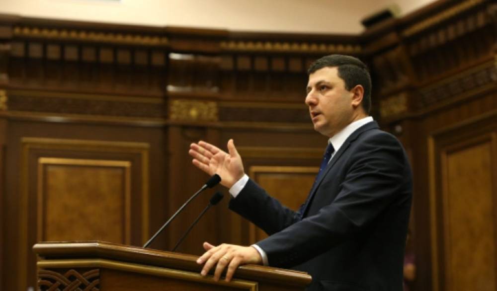 Ինչո՞ւ պետք է պայմանագրային ծառայողների մի խումբը պատվո վճար ստանա, մյուս մասը՝ ոչ. Աբրահամյան (Տեսանյութ)