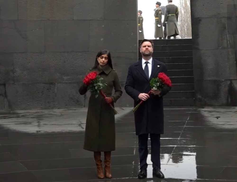 ԱՄՆ փոխնախագահը տիկնոջ հետ այցելել է Ծիծեռնակաբերդի հուշահամալիր (Տեսանյութ)