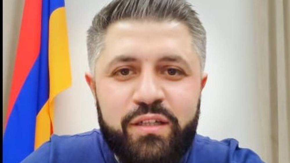 Հենց ձեզ է վերաբերվում, պետական պաշտոնյանե՛ր, որ գնում եք, երկու բառ չեք կարողանում իրար կապեք, ազգն եք խայտառակ անում․ Ալեքսանյան