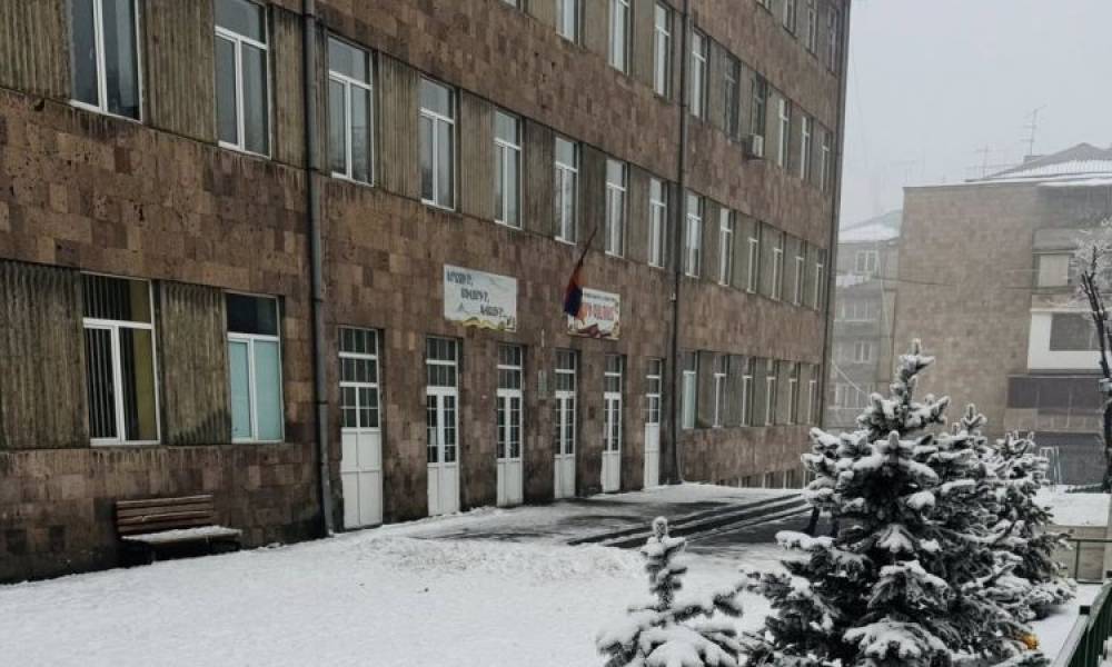 Արտառոց դեպք՝ Երևանում, թիվ 82 դպրnցում 13-ամյա տղան վայր է գցել համադաuարանցnւն, hարվածել