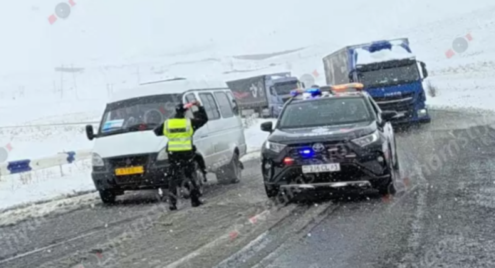 Շիրակի մարզում 100-ից ավելի բեռնատար, բքի պատճառով, չեն կարողանում Ջաջուռի ոլորաններով անցնել