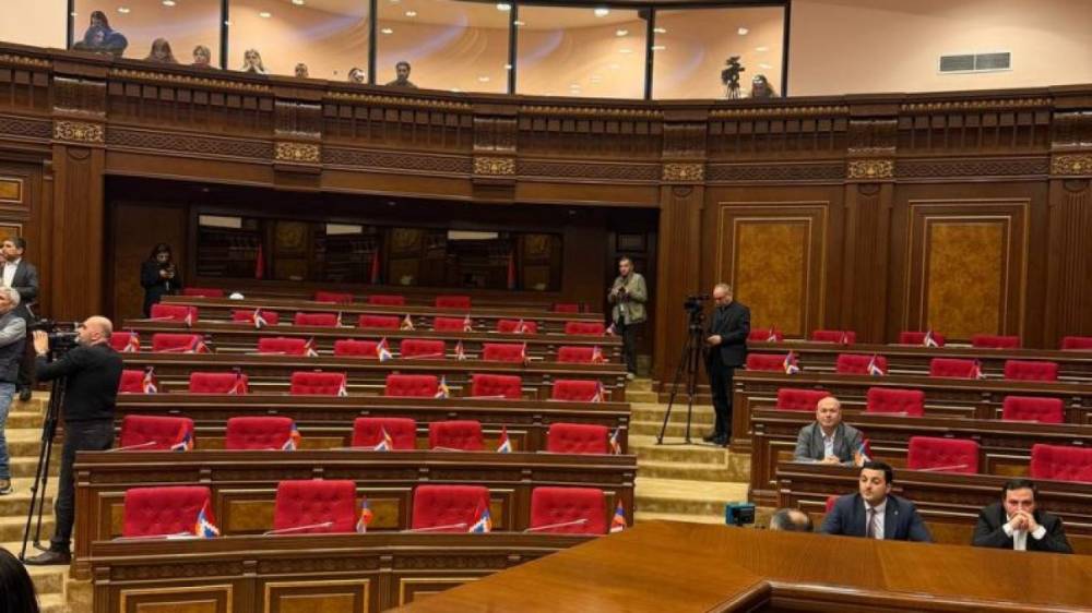 Դու քո միակ քաղաքական ամբիոնը չես օգտագործում, բայց ներկայանալիս ասում ես՝ դեպուտատ եմ, տանն էլ գիտեն՝ գործի ես գնացել. Ալեն Սիմոնյան