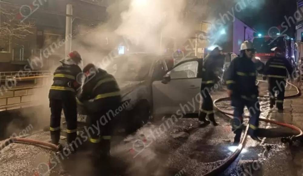 Թումանյան փողոցում հրդեհ է բռնկվել կայանված «Mazda CX-5»-ում