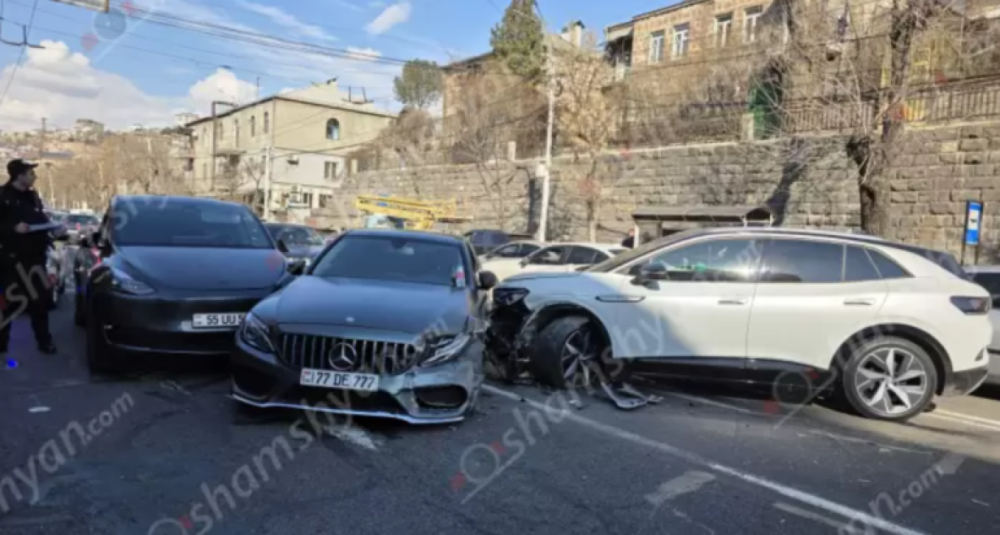 Չարենցի փողոցում բախվել են «Tesla»-ն, «Mercedes»-ը և «Volkswagen ID.4»-ը
