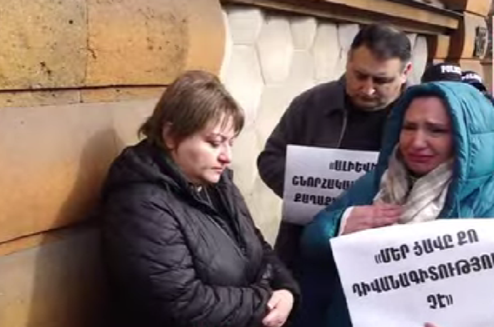 Վահա՛գն Խաչատուրյան, պարտավոր ես ներողություն խնդրել, քեզ սպասելու ենք «Եռաբլուր»-ում. ակցիա՝ նախագահականի դիմաց