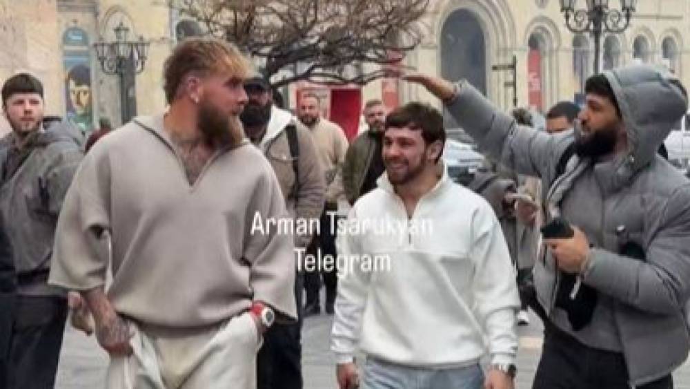 Ամերիկացի հայտնի բլոգեր Ջեյք Փոլը Հայաստանում է, Արման Ծառուկյանի և Արսեն Հարությունյանի հետ շրջել է Երևանում