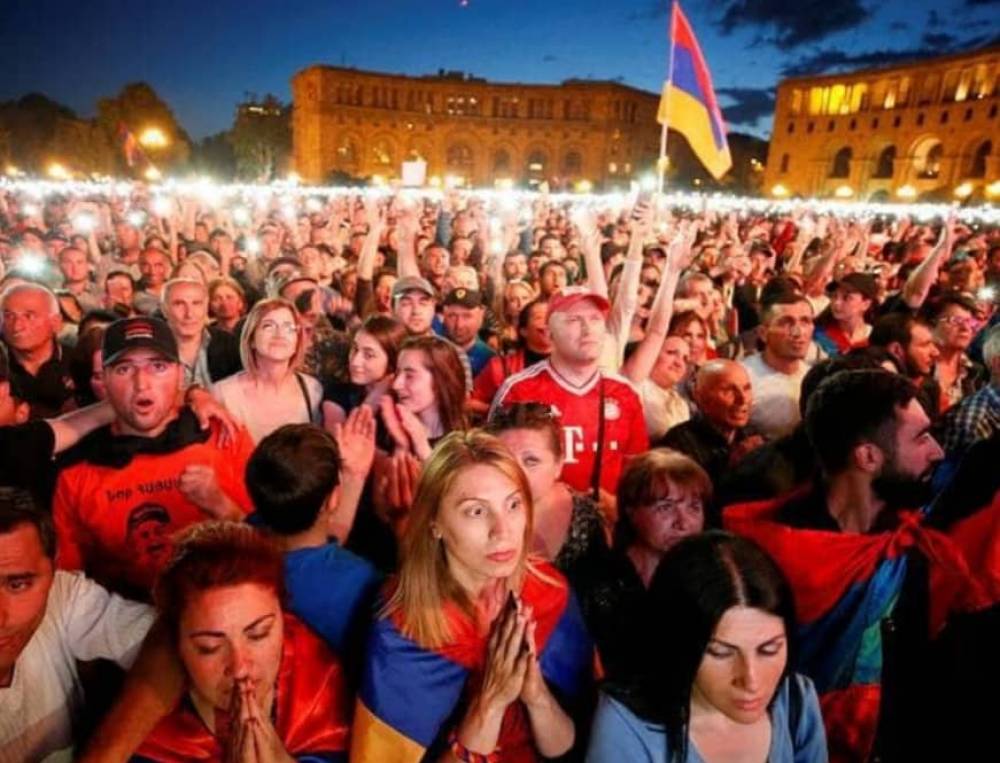 Ստացվում է՝ ժողովուրդը ոտքի էր կանգնել ինքնապարգևատրումների համար. քաղաքագետ (տեսանյութ)