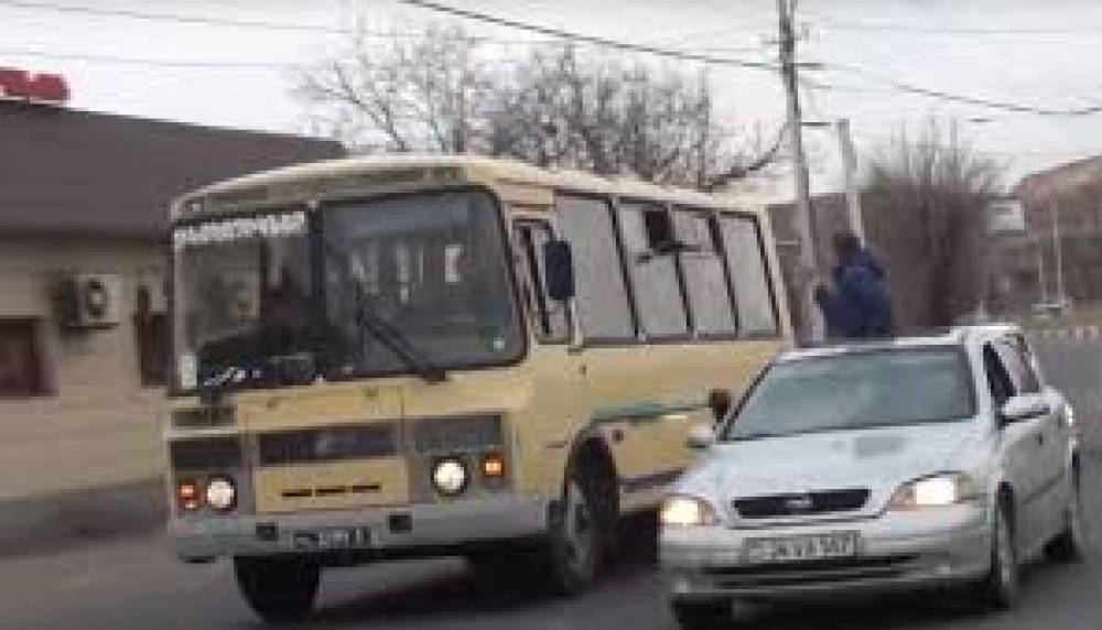 Հարձակվել են զինակոչիկներին տեղափոխող ավտոբուսի վրա. ՊՆ խոսնակն արձագանքել է (տեսանյութ)