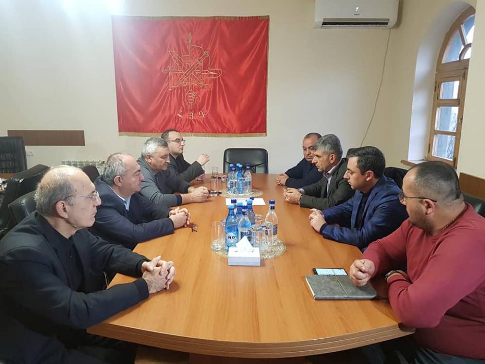 Իշխան Սաղաթելյանը Արցախի կուսակիցների հետ քննարկել է հետպատերազմյան իրադրությունը