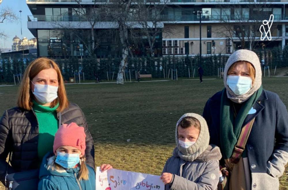 Թբիլիսիում բողոքի ցույցի են դուրս եկել ծնողները՝ դպրոցները բացելու պահանջով