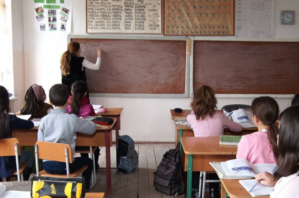 Զոհված եղբոր մասին բանաստեղծություն, հեկեկոց ու ցավ. Արցախի Խնապատի դպրոցում խինդը վերածվել է լացի (տեսանյութ)