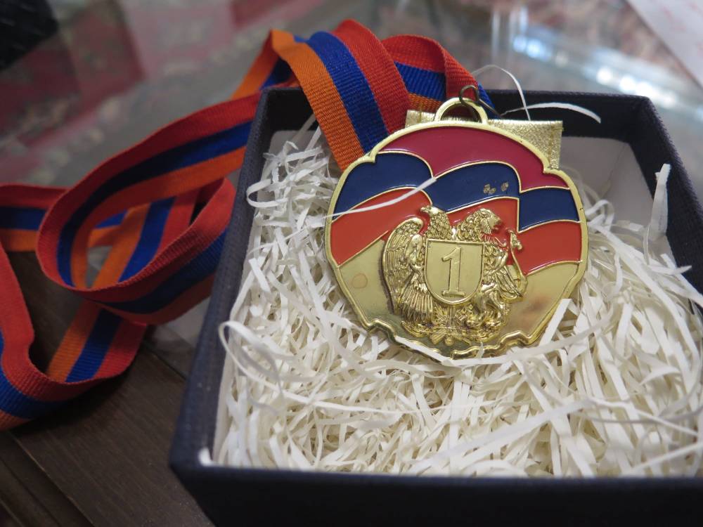 Իրանցի մարզիկն իր ոսկե մեդալը նվիրել է Արցախում զոհված մարզիկ Արթուր Սուքիասյանի ընտանիքին