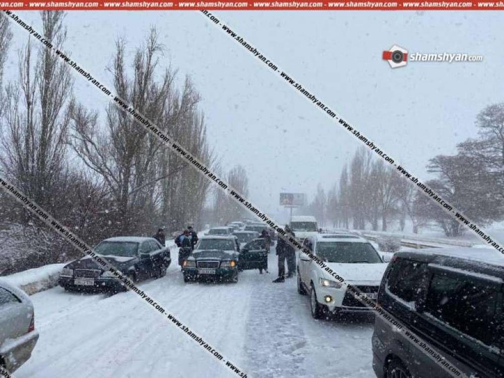 Արտակարգ իրավիճակ Երևան-Սևան ճանապարհին. մի քանի կիլոմետր մերկասառույց ճանապարհը դարձել է 30-ից ավելի ավտոմեքենաների վթարի պատճառ