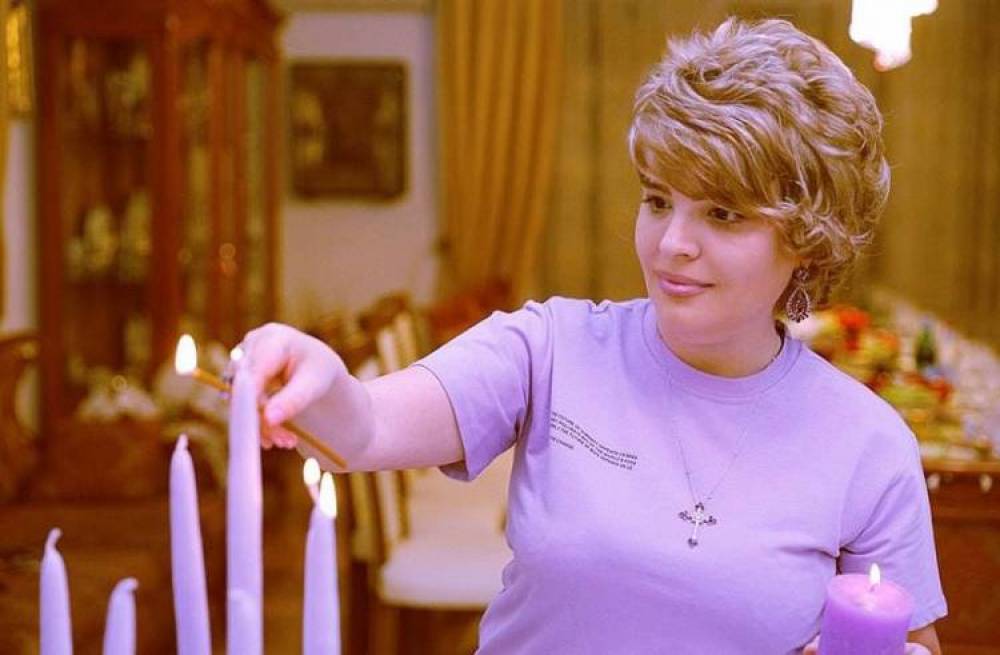 Ռուզաննա Խաչատրյանը նոր լուսանկարներ է հրապարակել համադրելով հագուստի և մոմերի գույները