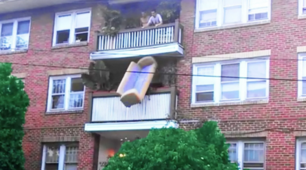 Կինը ուղիղ եթերի ժամանակ իններորդ հարկից նետել է բազմոցը