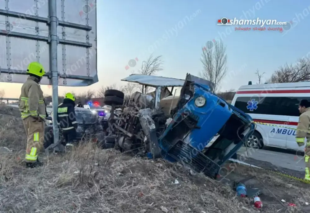 Խոշոր ու ողբերգական ավտովթար. բախվել են «Toyota Camry»-ն և «Avia» բեռնատարը. վերջինը կողաշրջվել է. կա զոհ