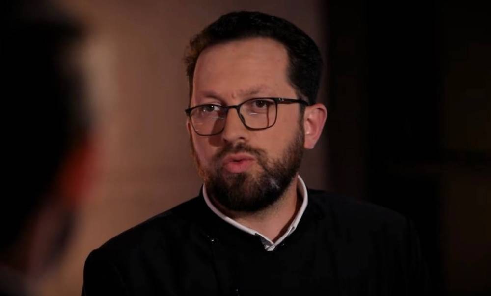 Տարօրինակ ու արտասովոր է, որ կարելի է Քրիստոնեական վարդապետության հիմնադրույթներից մեկը աղավաղել ու ներկայացնել այնպես, որ եկեղեցին Սուրբ Գրիգորն ու Սուրբ Տրդատն են հիմնադրել. վա՜յ մեզ. Տեր Մ