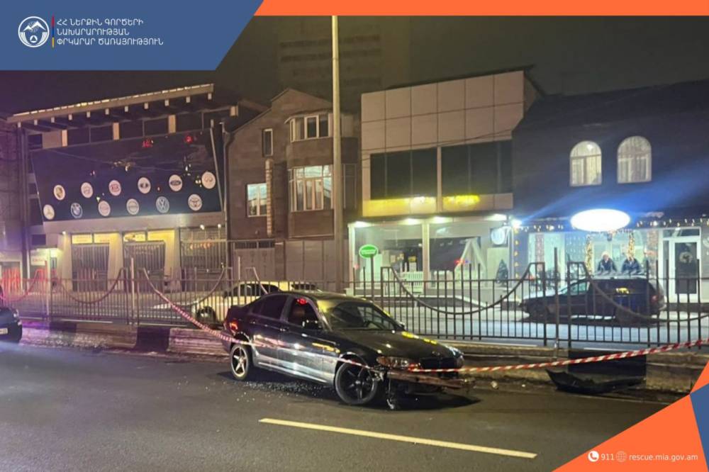 Երևանի Իսակովի պողոտայում «BMW»-ն բախվել է ճանապարհի բաժանարար արգելապատնեշին