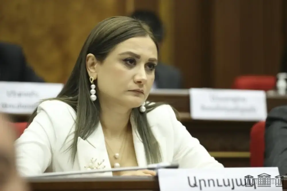 Արուսիկ Ջուլհակյանը թաքցնում է փաստերը, իսկ ընկերուհին՝ ԿԿՀ նախագահը, չի նկատում. «Ժողովուրդ»