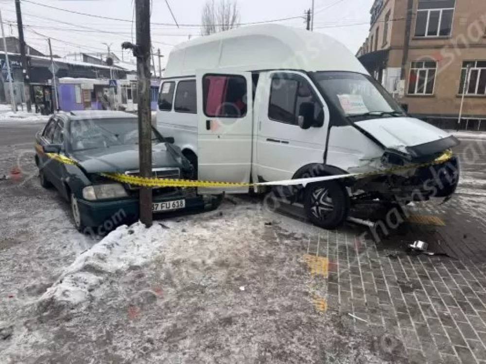 Բախվել են Գյումրի-Առափի երթուղին սպասարկող «Գազել»-ը և «Mercedes»-ը․ կան վիրավորներ