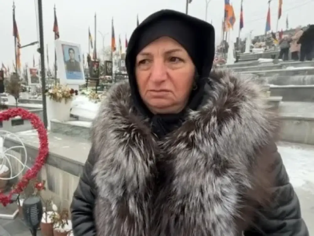 Փաշինյանը Եռաբլուր եկավ ևս մեկ անգամ մեզ ցավեցնելու և ծաղրելու համար. զոհվածի մայր