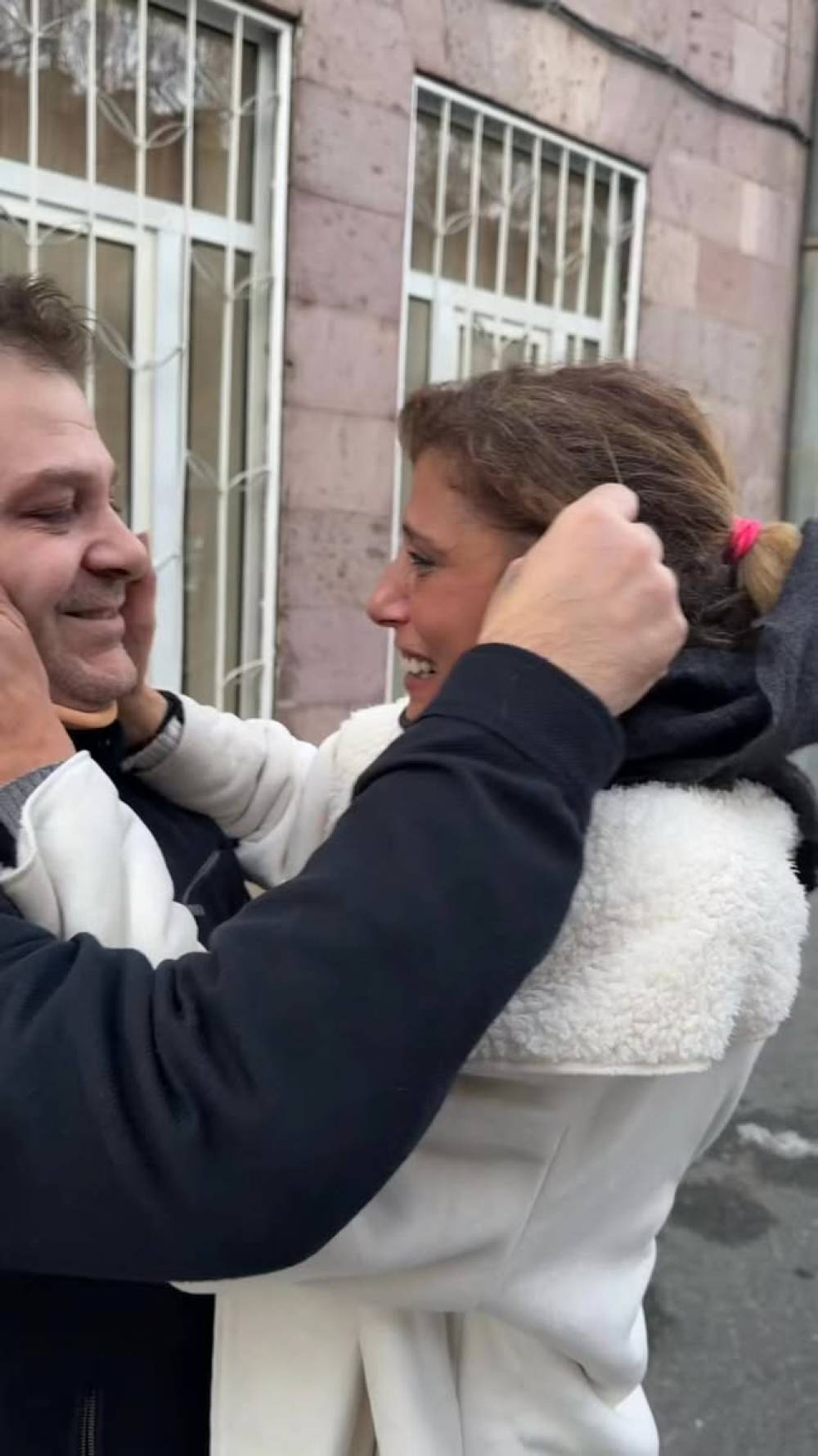 5 տարվա գերությունից հետո Վիգեն Էուլջեքջյանի և տիկնոջ՝ Լինդայի առաջին հանդիպումը