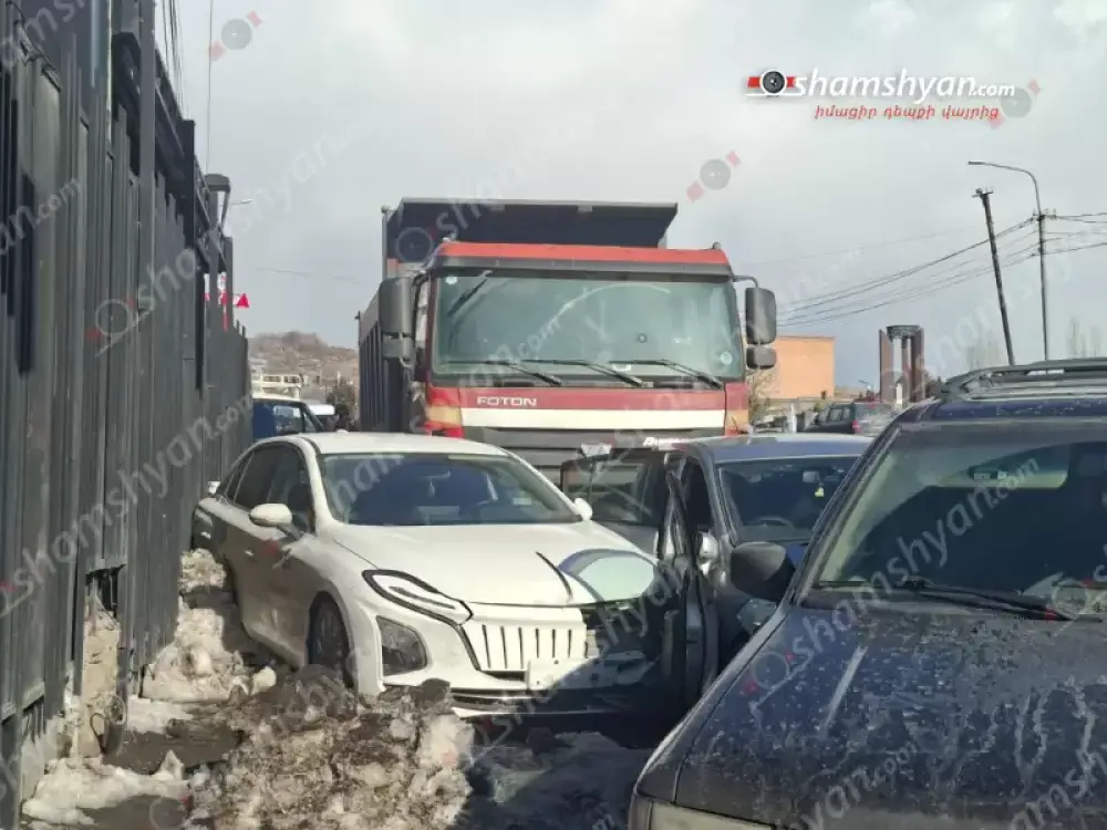 Արտակարգ իրավիճակ Դավիթ Բեկ փողոցում. բեռնատարը բախվել է միանգամից մի քանի մարդատարների