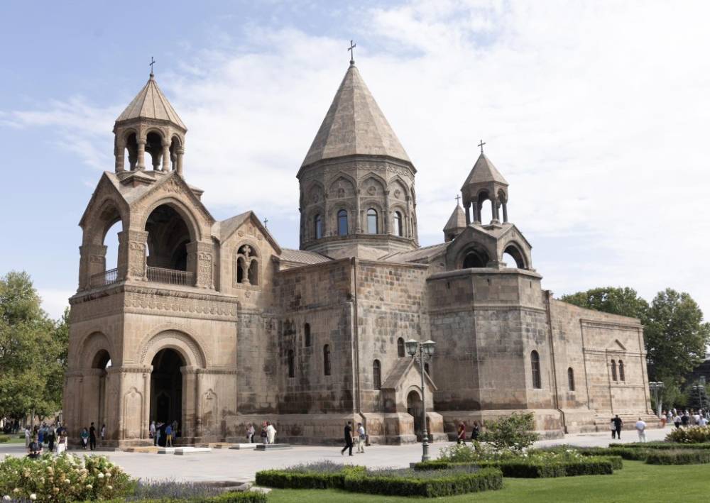 Լուրջ հարված է Հայոց բանակին և ազգային անվտանգության հիմքերին. Մայր Աթոռից հաստատում են՝ գնդերեցներին սպառնում են