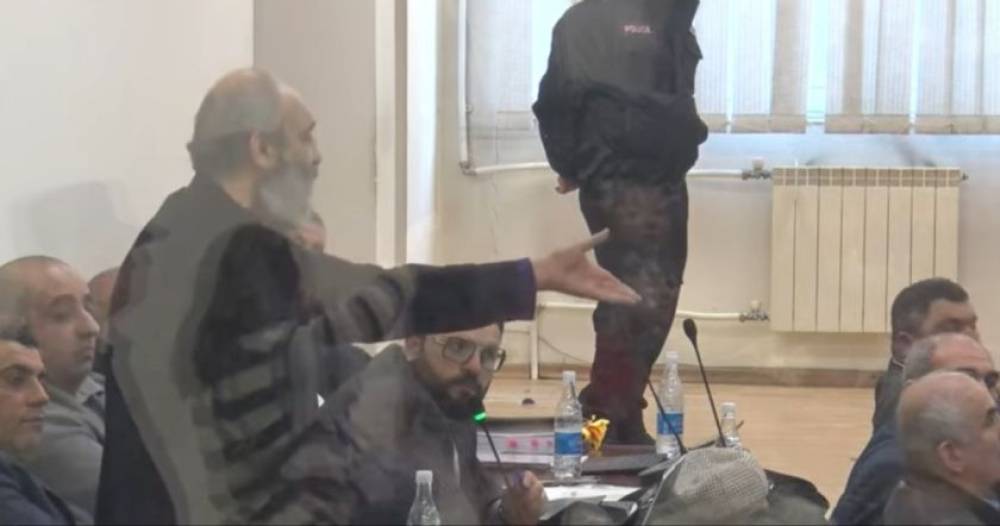 Եթե ձեզ դուր չի գալիս տղամարդ լինելը, մի եղեք. լարված իրավիճակ Բագրատ սրբազանի գործով նիստին