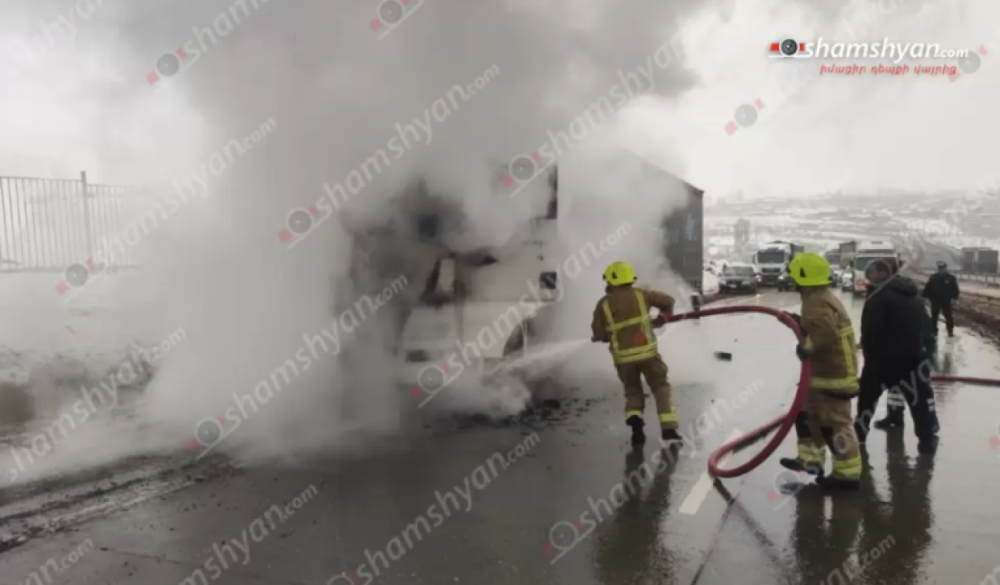 Երևան-Գյումրի ճանապարհին բեռնատար է այրվել