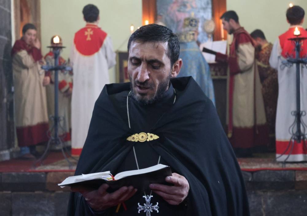 Ձեր քահանաներին մենակ մի թողեք, կանգնեք նրանց կողքին․ Տեր Սարգսի կոչը՝ հավատավոր ժողովրդին