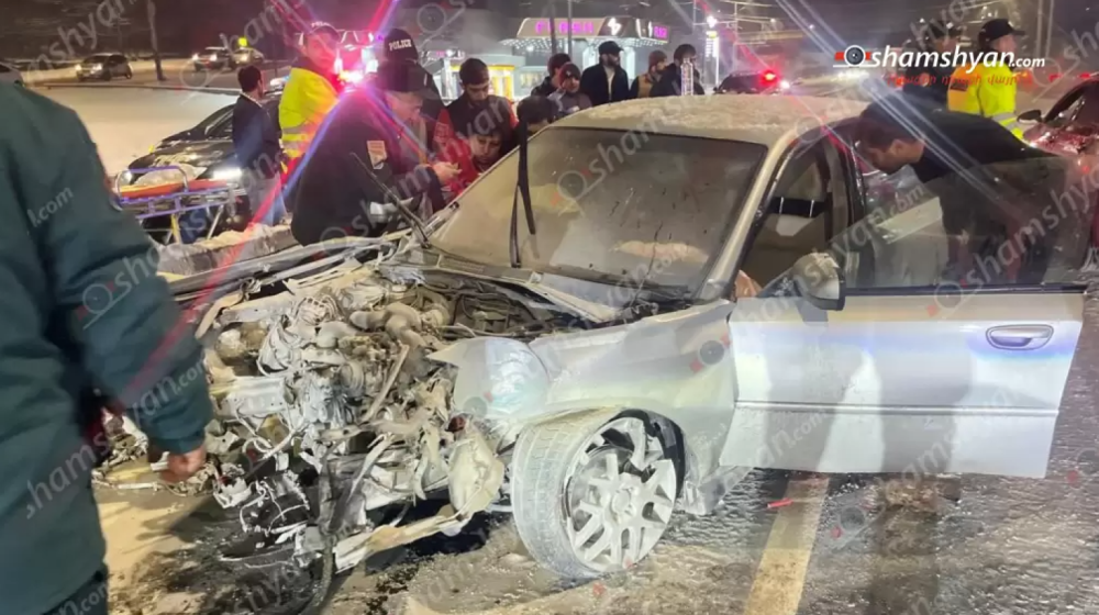 Երևանում մեքենան բախվել է էլեկտրասյանը, ապա ճանապարհի եզրաքարերին․ կա 3 տուժած