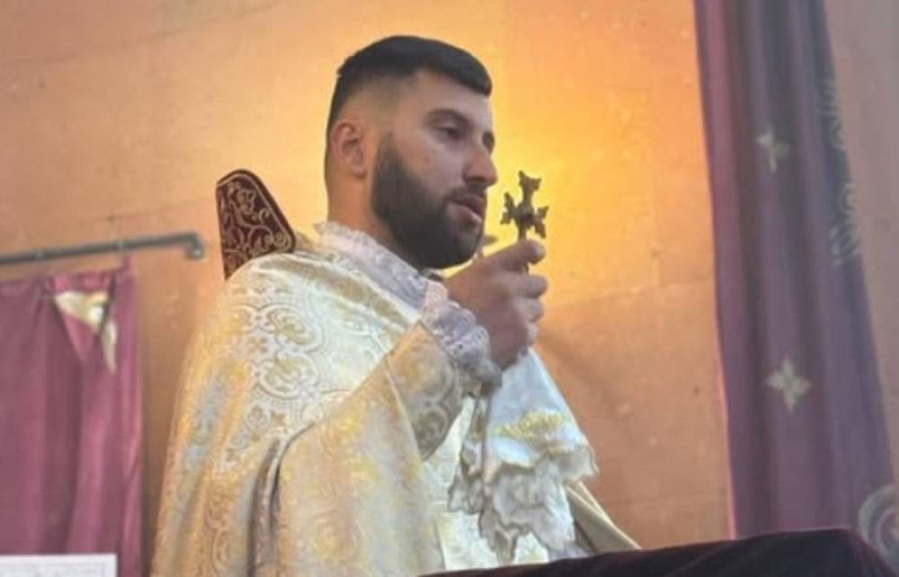 «Ուխտ»-ը «ուղտ»-ից չտարբերող Ոսկետափի էջում նշել են, թե Տեր Արտաշեսը խախտել է ուխտը, մինչդեռ Տեր Հայրն ընդգծում է՝ պատրաստ է նահատակության եկեղեցու համար