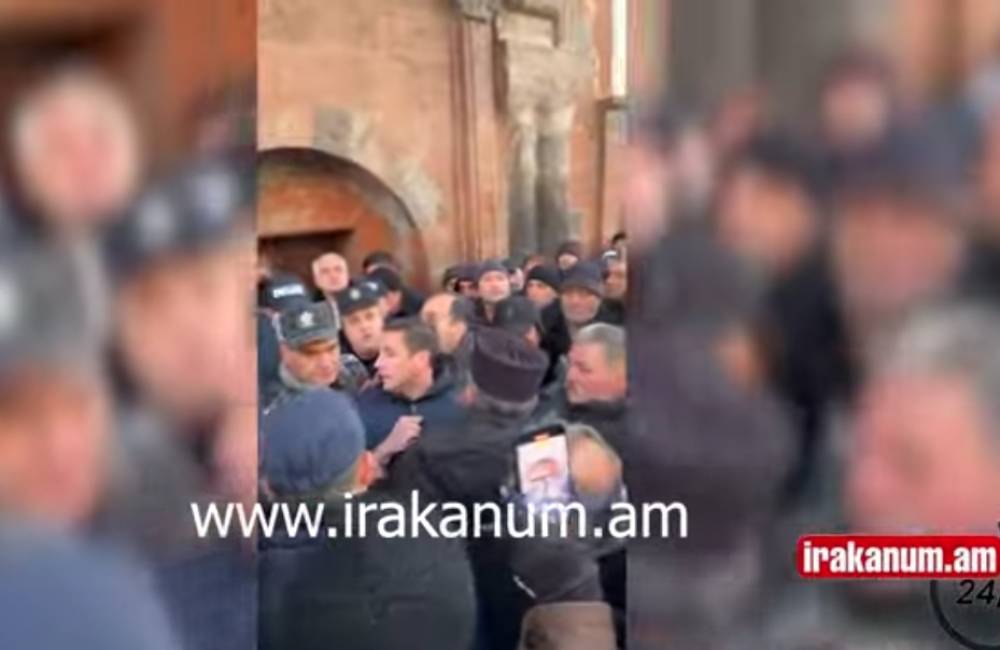 Մենք մեր ծեսը կանենք, հետո նոր դուք կմտնեք․ Տավրոս Սափեյանը և խմբակի անդամները Թալինի եկեղեցում են