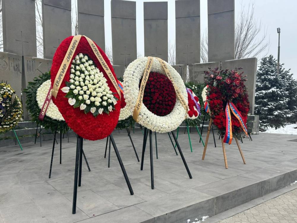 «Մեր ձևով» շարժման և Կարապետյանների անունից ծաղկեպսակ է դրվել Եռաբլուրում