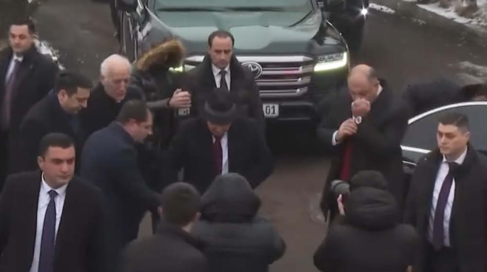 Նիկոլ Փաշինյանը ախռաննիկների հետ Եռաբլուրում է