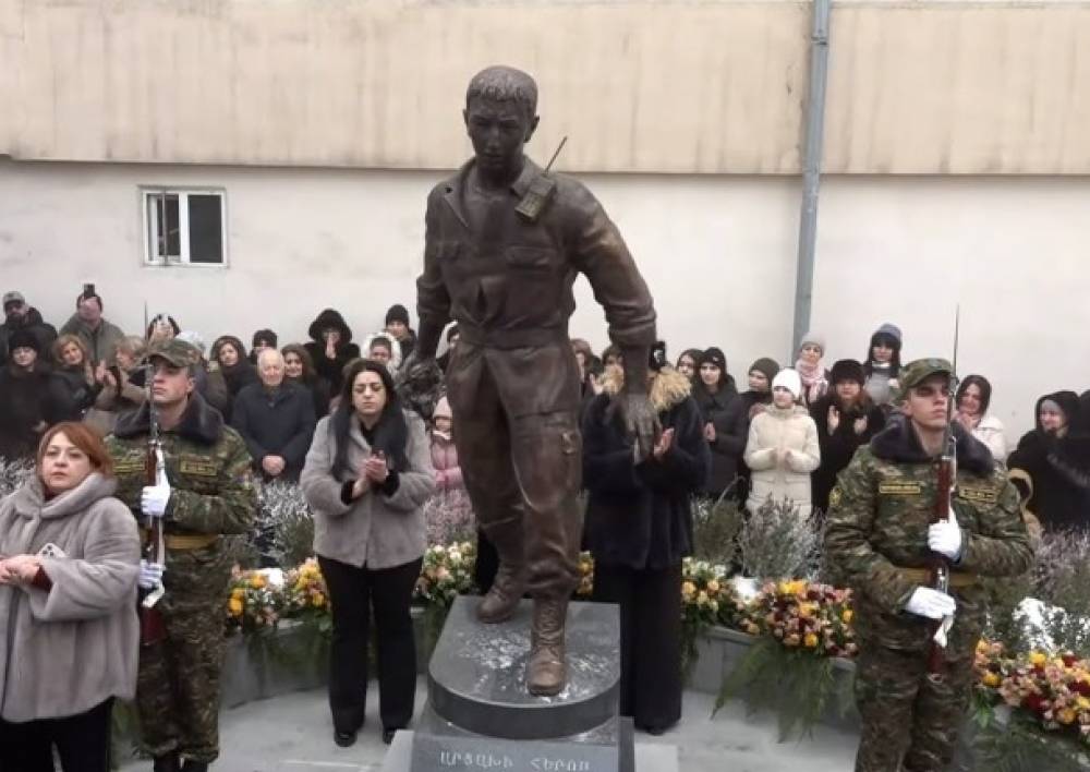 «Դիրքը հանձնողի...». N147 հիմնական դպրոցում բացվեց Արցախի հերոս Ռոբերտ Աբաջյանի արձանը