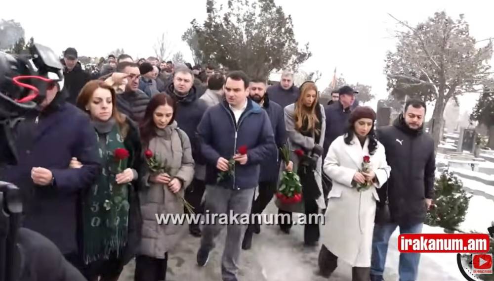 Նարեկ Կարապետյանը և «Մեր ձևով» շարժամ անդամները Եռաբլուրում են