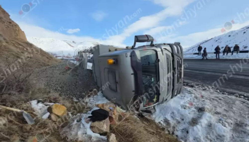 Ցեմենտի հումքով բարձված «Howo» բեռնատարը Սարավանում կողաշրջվել է
